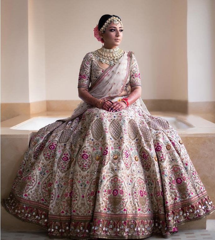 100 sabyasachi brides images for wedding planning | Sabyasachi bride,  Marriage reception dress, Bengali bride reception look